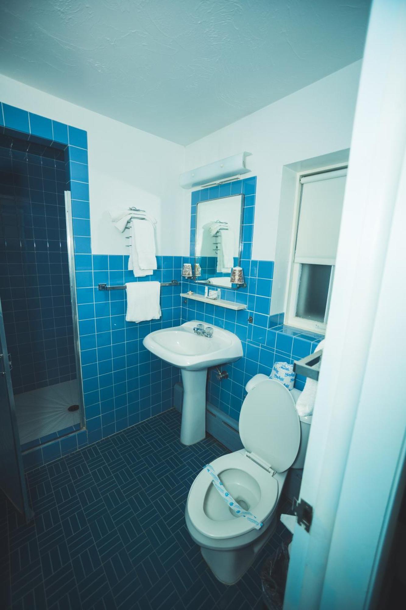 The Chalet Motel Mequon エクステリア 写真