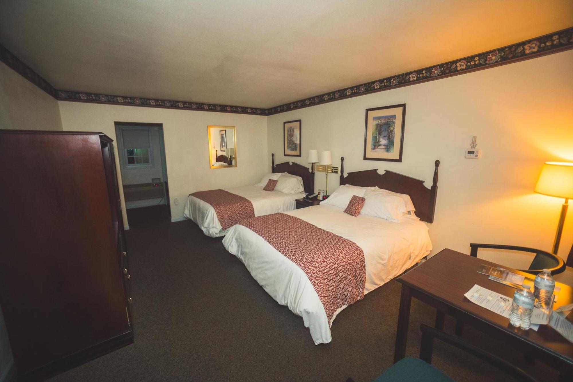 The Chalet Motel Mequon エクステリア 写真