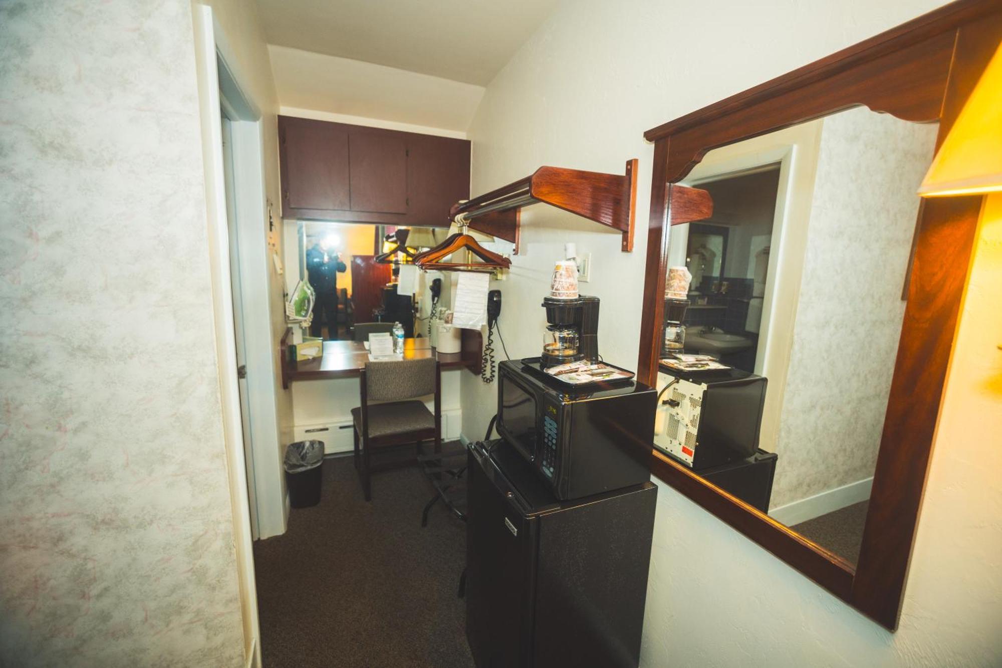 The Chalet Motel Mequon エクステリア 写真