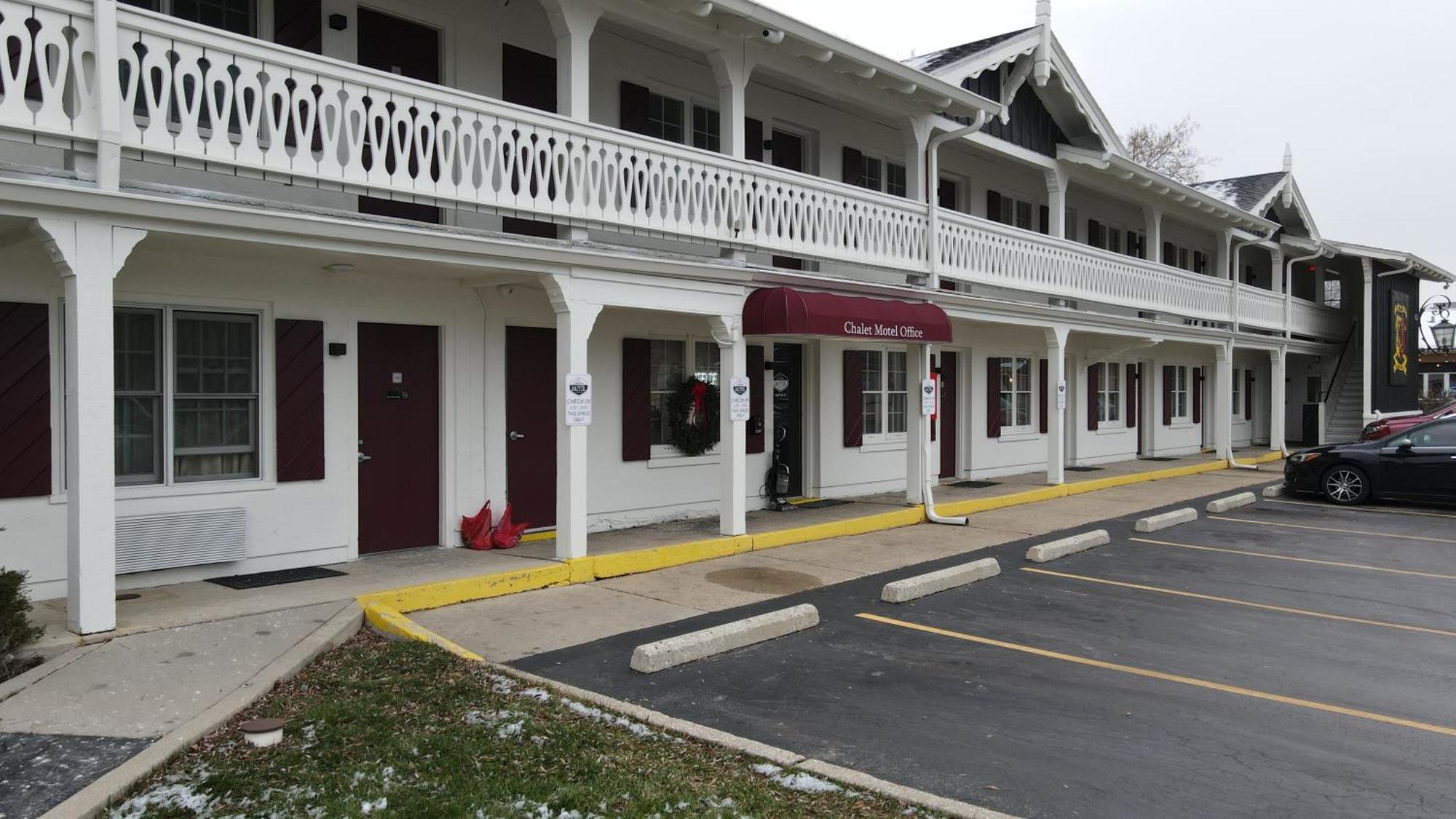 The Chalet Motel Mequon エクステリア 写真