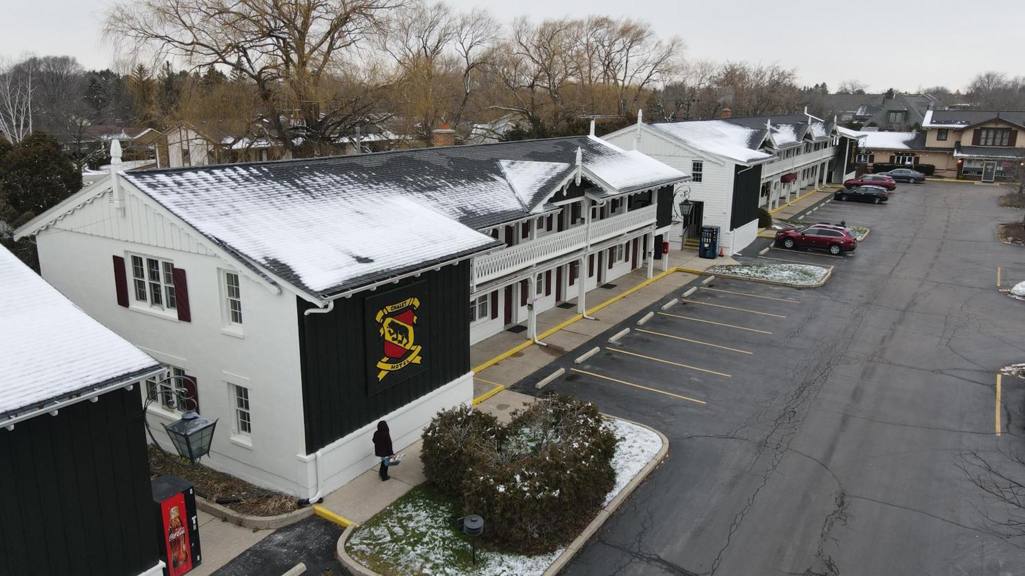 The Chalet Motel Mequon エクステリア 写真