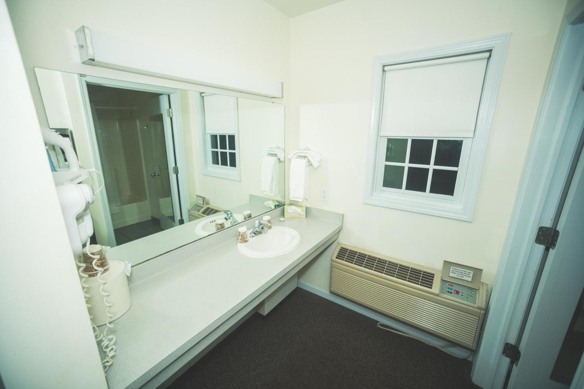 The Chalet Motel Mequon エクステリア 写真