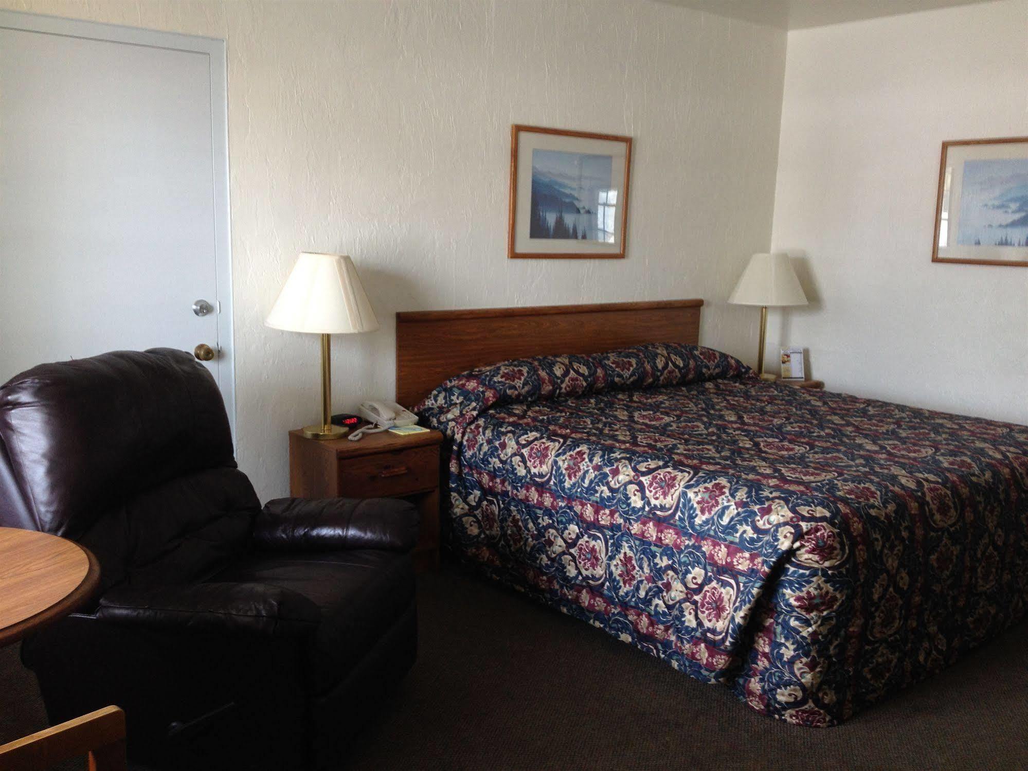 The Chalet Motel Mequon エクステリア 写真