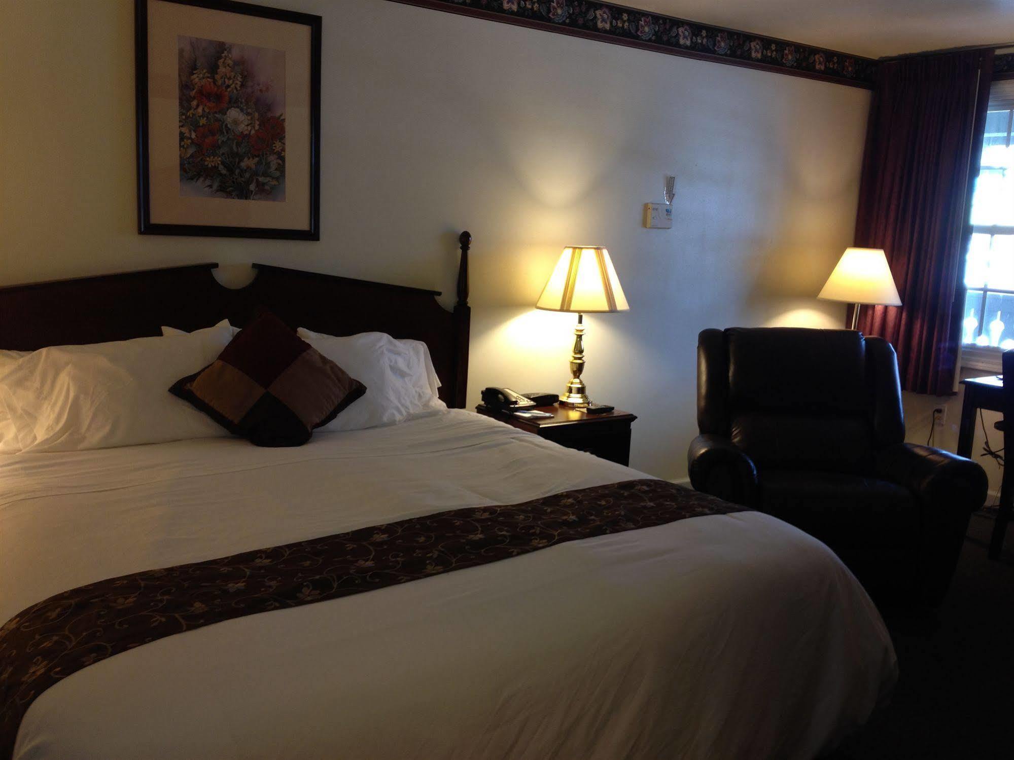 The Chalet Motel Mequon エクステリア 写真