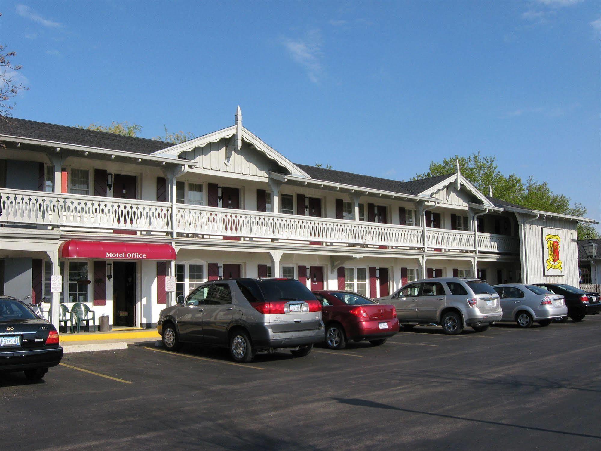 The Chalet Motel Mequon エクステリア 写真