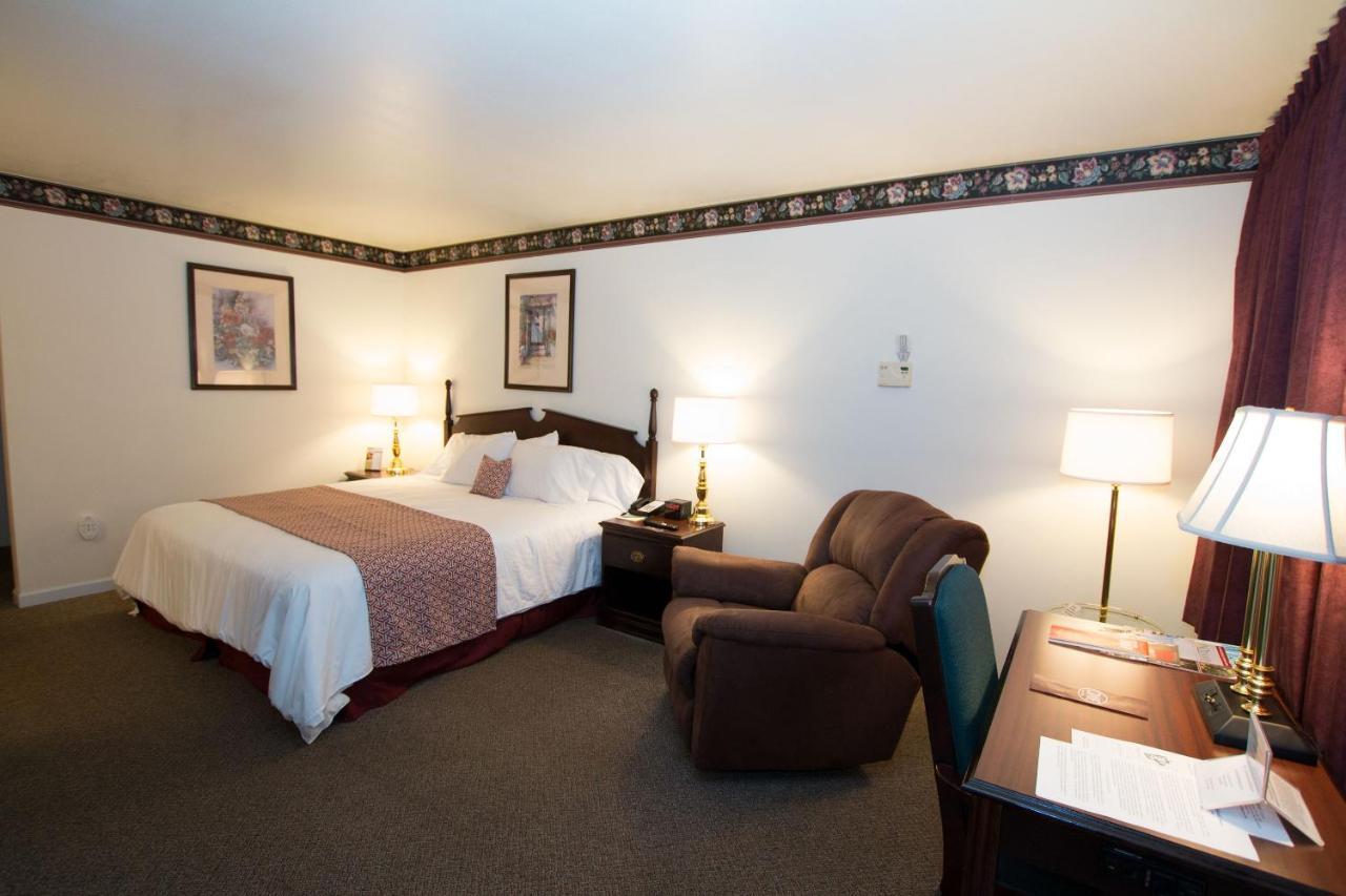 The Chalet Motel Mequon エクステリア 写真
